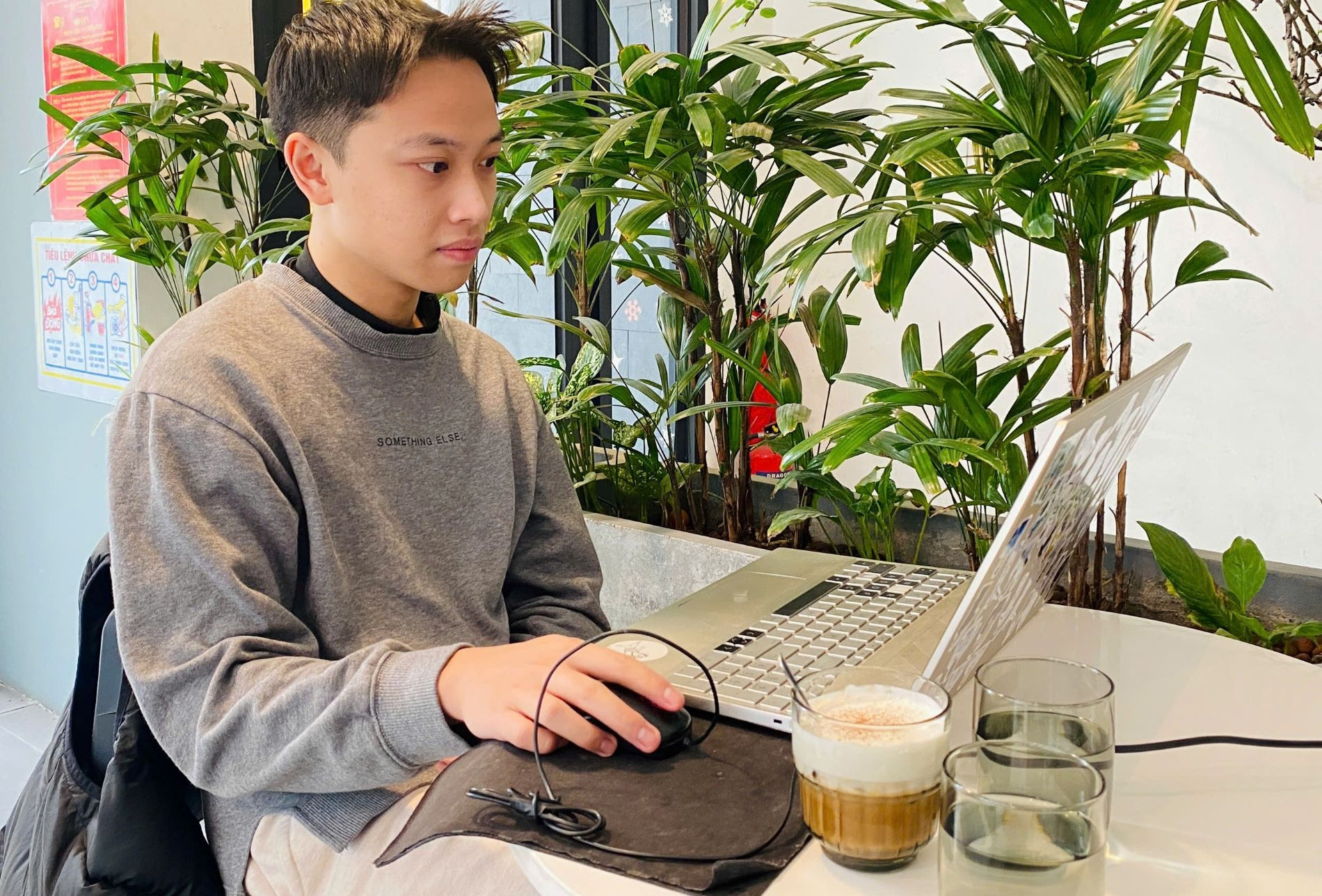 Sinh viên chi tiền triệu mỗi tháng đến quán cafe học bài