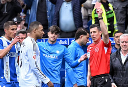 Mbappe bị thẻ đỏ, Real Madrid bám đuổi Barca nhờ siêu phẩm