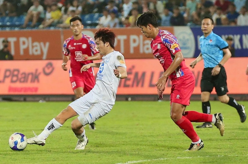 Nam Định bị TP.HCM cầm hòa trong trận cầu căng thẳng