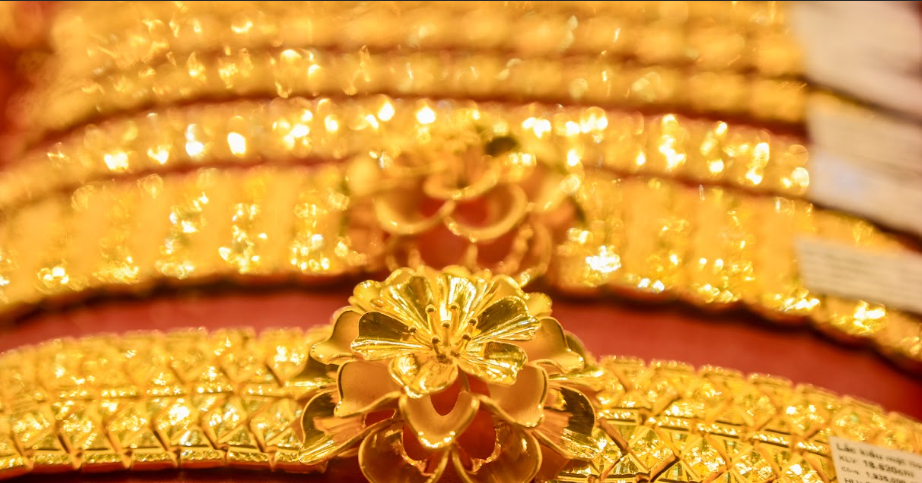 Giá vàng hôm nay 15/4/2025: Thế giới lao dốc, nhẫn và vàng SJC sẽ "rơi tự do"?