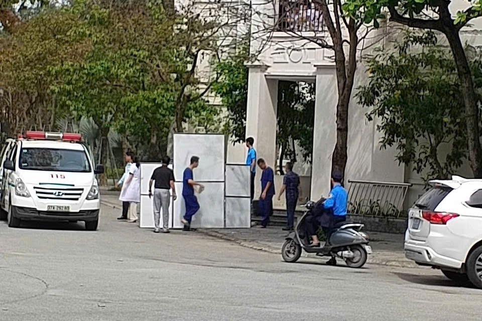 3 nữ sinh lớp 9 bị lan can từ tầng 4 rơi trúng, phải nhập viện cấp cứu