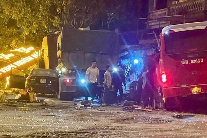 Bản tin trưa 14/4: 3 ô tô đâm Iiên hoàn sập cổng chào làm hơn 20 người bị thương