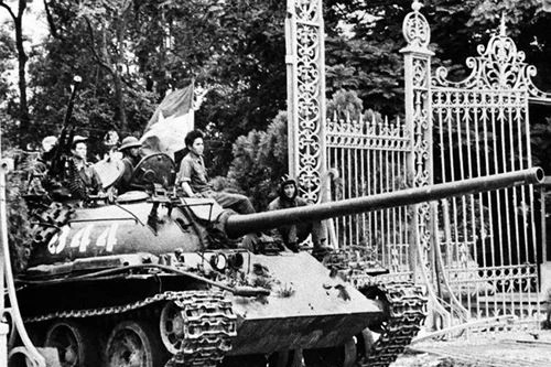 Ai viết tuyên bố đầu hàng cho Dương Văn Minh vào năm 1975?
