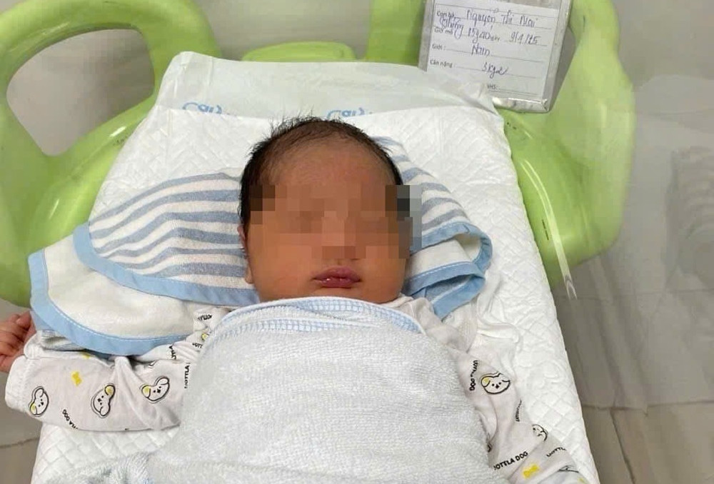 Bé trai chào đời nửa ngày, mẹ đột ngột rời đi mất liên lạc