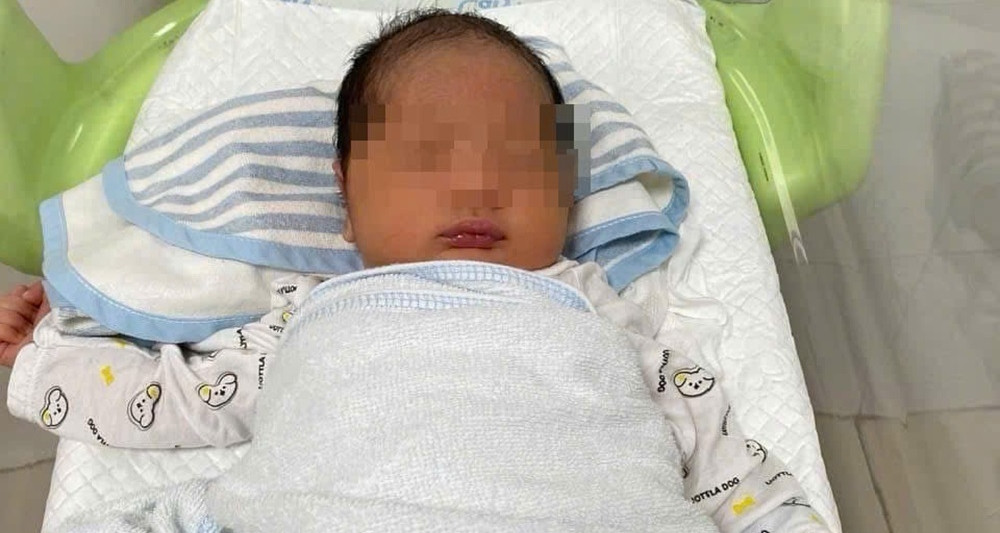 Bé trai chào đời được nửa ngày, mẹ bỗng nhiên rời đi mất liên lạc