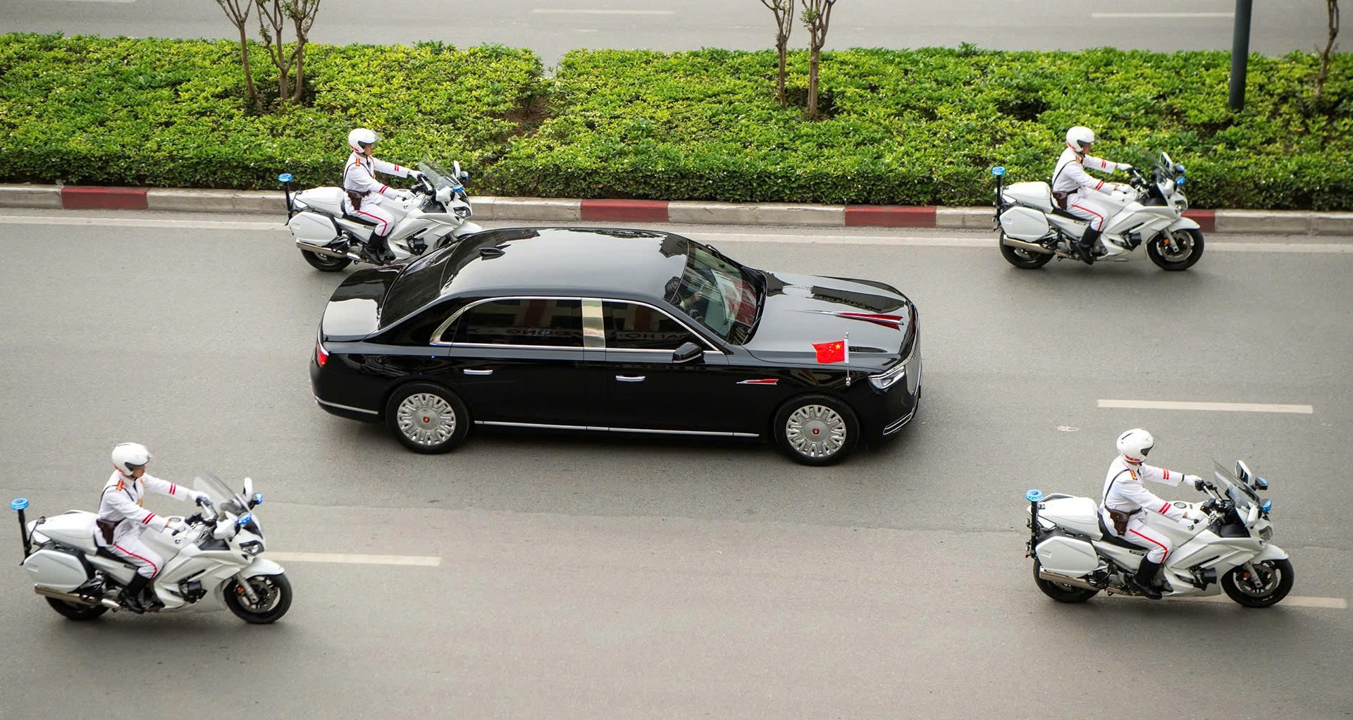 Cận cảnh đoàn xe Tổng Bí thư, Chủ tịch nước Trung Quốc trên đường phố Hà Nội