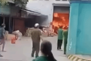 Cháy lớn xưởng inox ở TPHCM, công nhân nháo nhào tháo chạy