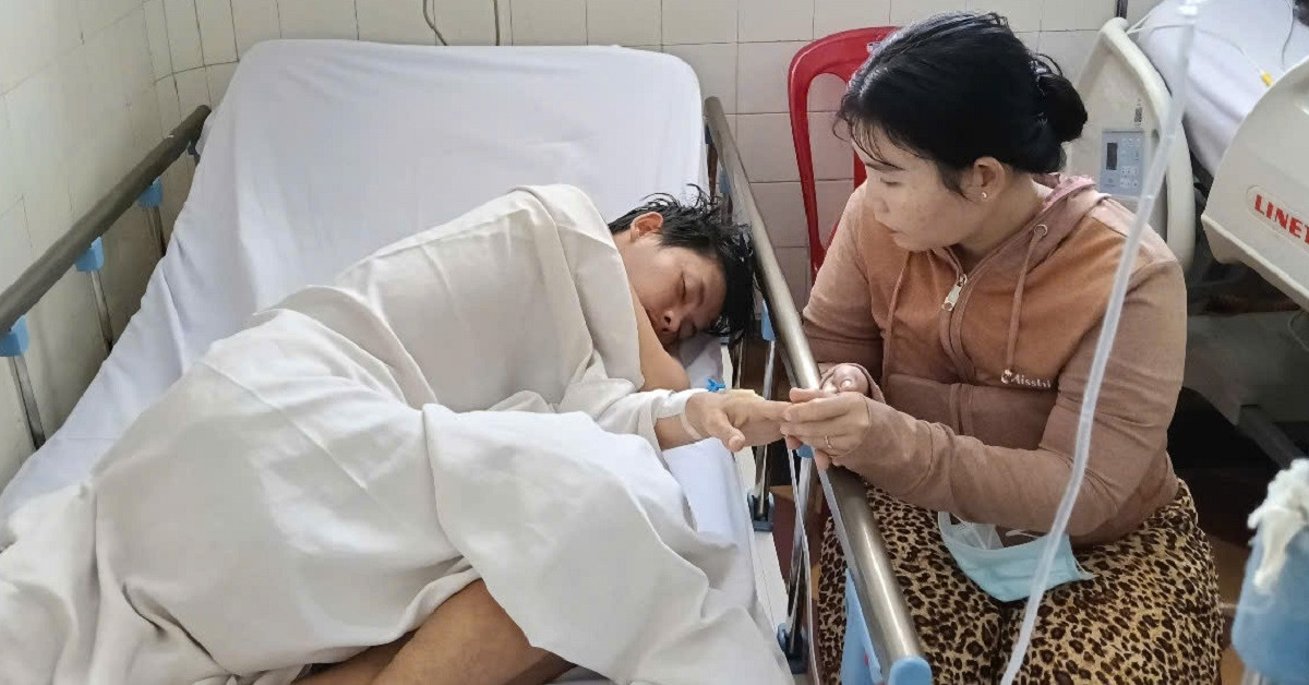 Đang là trụ cột gia đình, chàng trai trẻ bất ngờ bị áp xe não nằm liệt giường