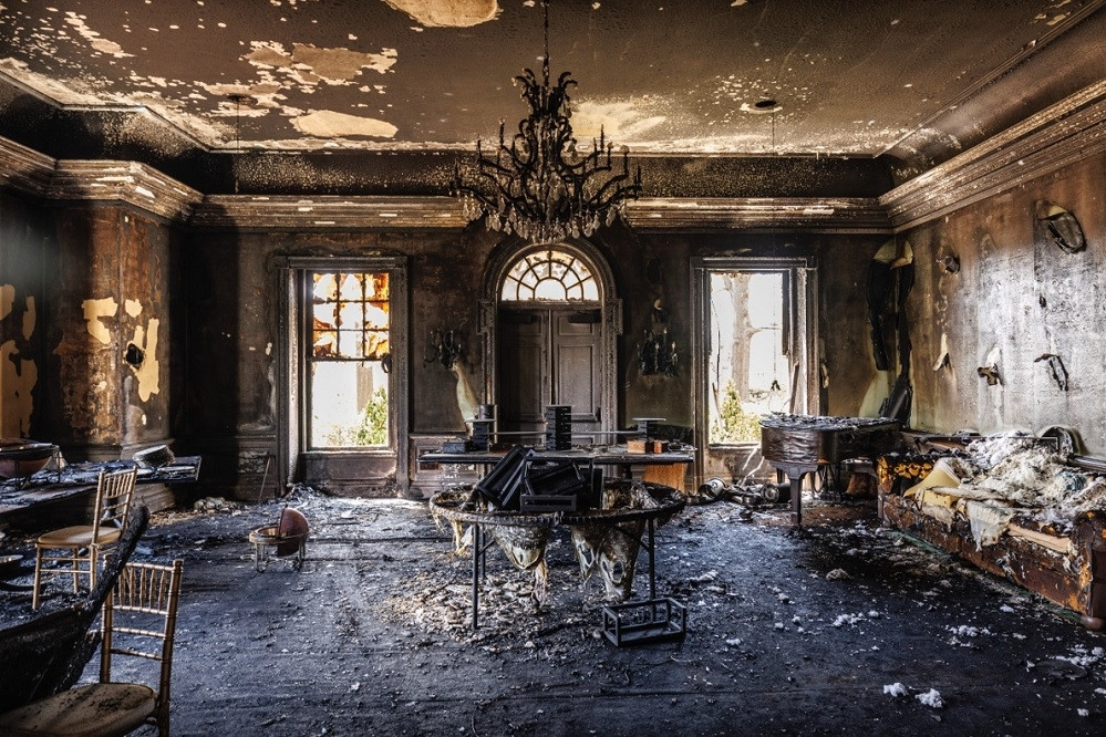 Dinh thự của thống đốc Mỹ tan hoang sau khi bị kẻ đột nhập phóng hỏa