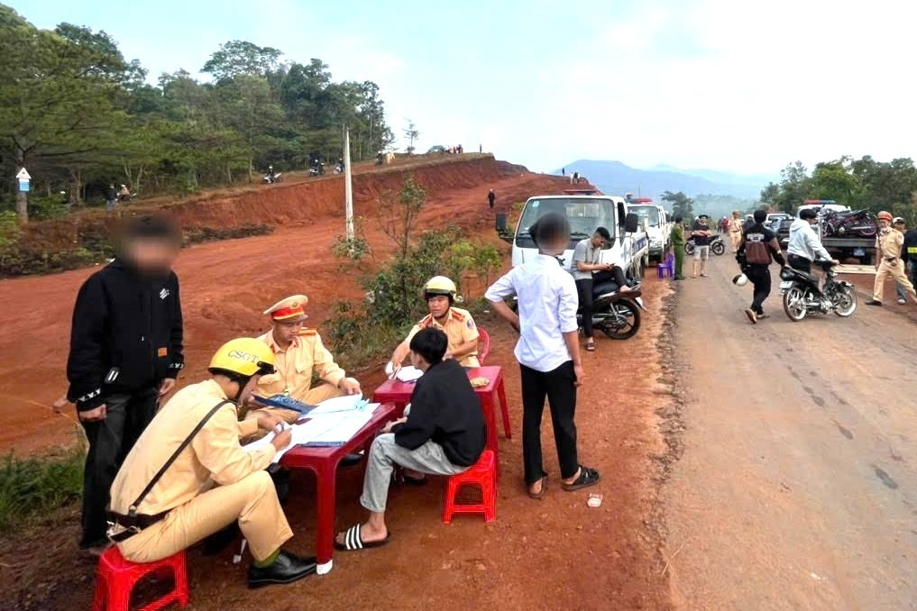 78 người đi 'săn mây' xếp hàng nhận trát phạt của CSGT