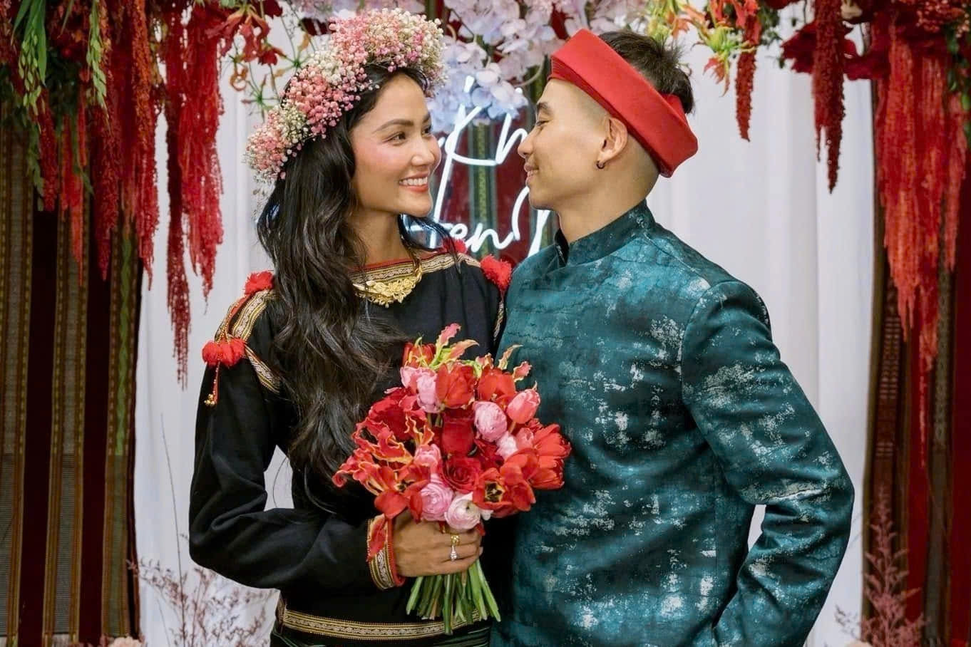 Lalago bất ngờ trở thành tâm điểm nhờ một comment tặng quà cho H’Hen Niê