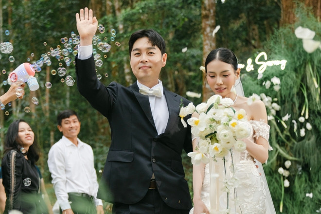 Lấy chồng hơn 14 tuổi, cô gái Quảng Nam tổ chức đám cưới ‘lạ lùng’ giữa rừng