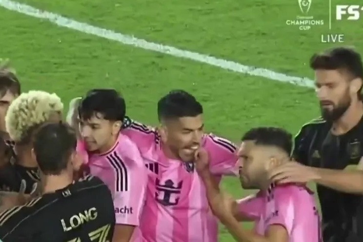 Luis Suarez gặp sự cố lao vào bảo vệ Messi, cắn… nhầm Jordi Alba