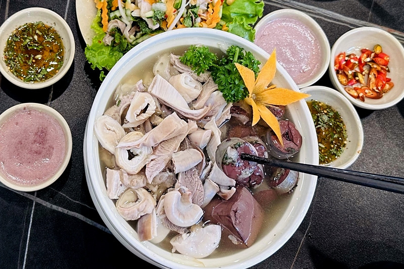 Người đàn ông ở Thái Bình nguy kịch sau bữa ăn lòng lợn