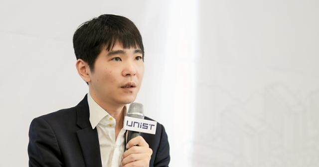 Người duy nhất đánh bại AI trở thành thầy giáo