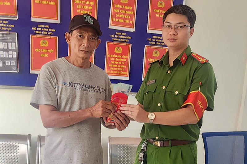 Nhặt bao lì xì 22,5 triệu đồng, người bán bánh mì ở TPHCM nộp công an