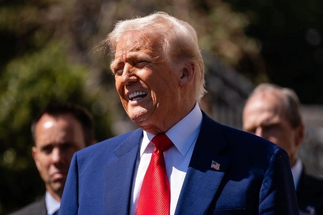 Ông Trump giải thích việc miễn thuế đồ công nghệ, cảnh báo thuế bán dẫn