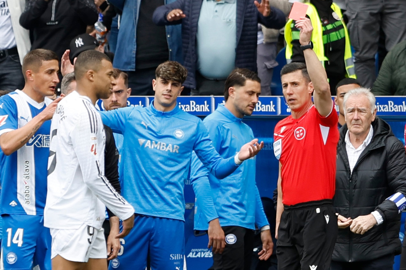 Real Madrid lên tiếng về thẻ đỏ của Mbappe