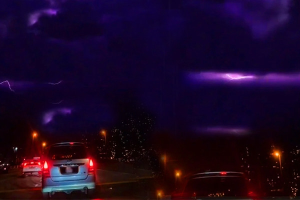 Sét lóe sáng giữa bầu trời màu tím ngắt khiến người dân hoảng sợ