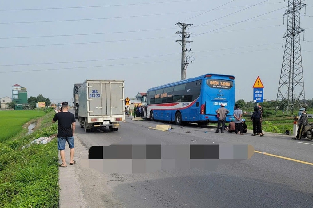 Xe máy bị cuốn vào gầm ô tô, 2 người đàn ông tử vong