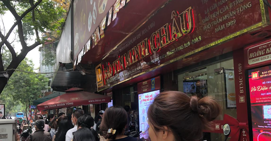 Xếp hàng 2 giờ chờ mua, người Hà Nội "gom" từng chỉ vàng giữa cơn sốt giá