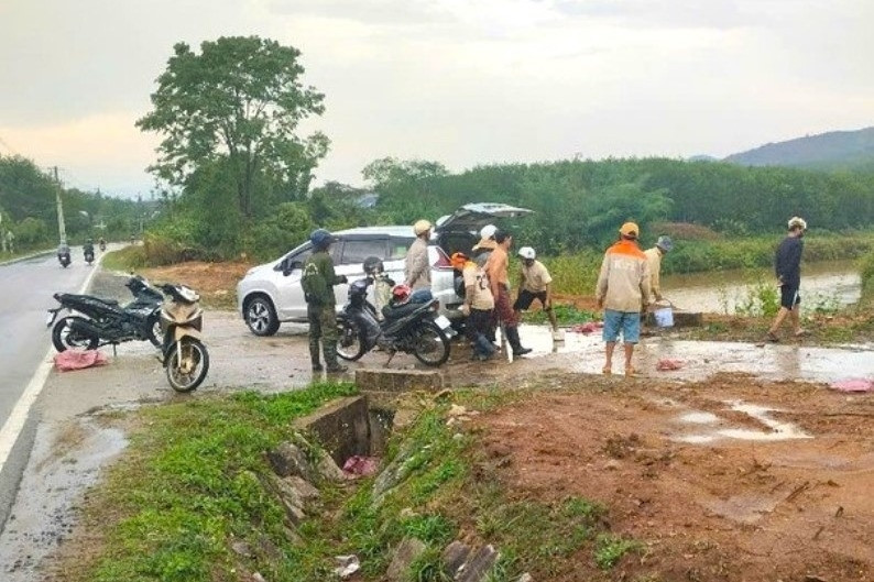 Bị sét đánh trúng khi trú mưa, 7 người thương vong