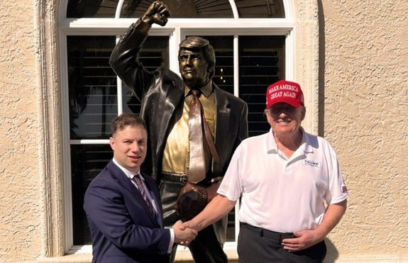 Cận cảnh bức tượng mới xuất hiện ở câu lạc bộ golf của ông Trump