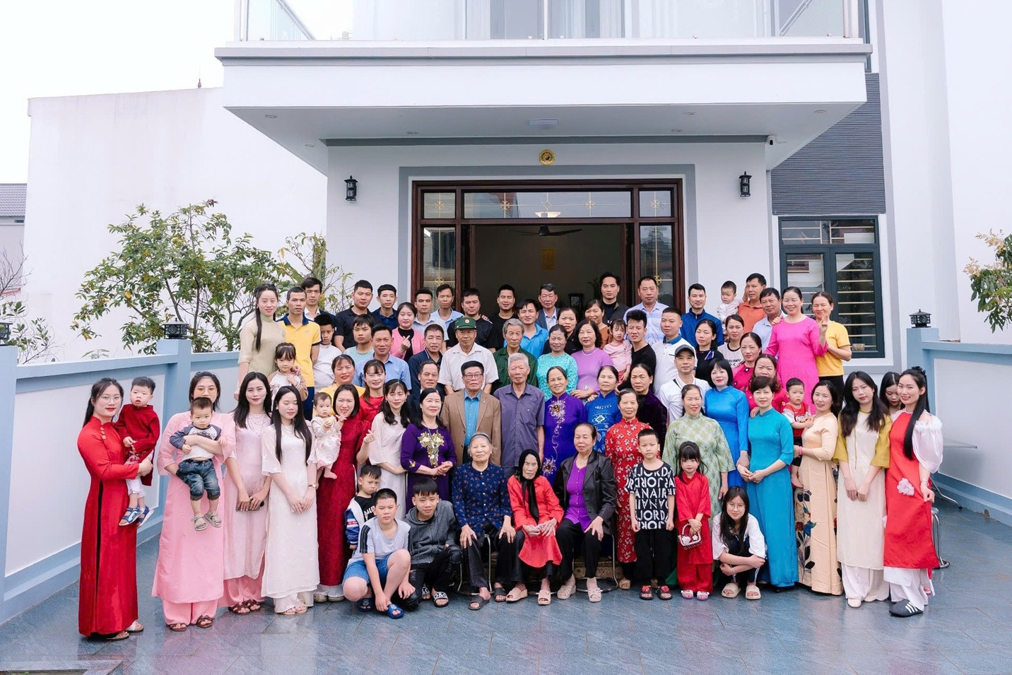 Cụ bà 114 tuổi ở Hà Nội có hơn 100 con cháu, khi sum họp nhà đông như trẩy hội