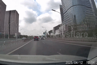 Đang chạy ở đường trên cao, ô tô con bất ngờ bị cột đèn đổ đè trúng