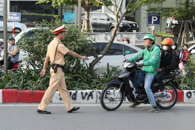 Một ngã tư xử lý 15 tài xế xe ôm công nghệ đi ngược chiều, đều nói do mưu sinh
