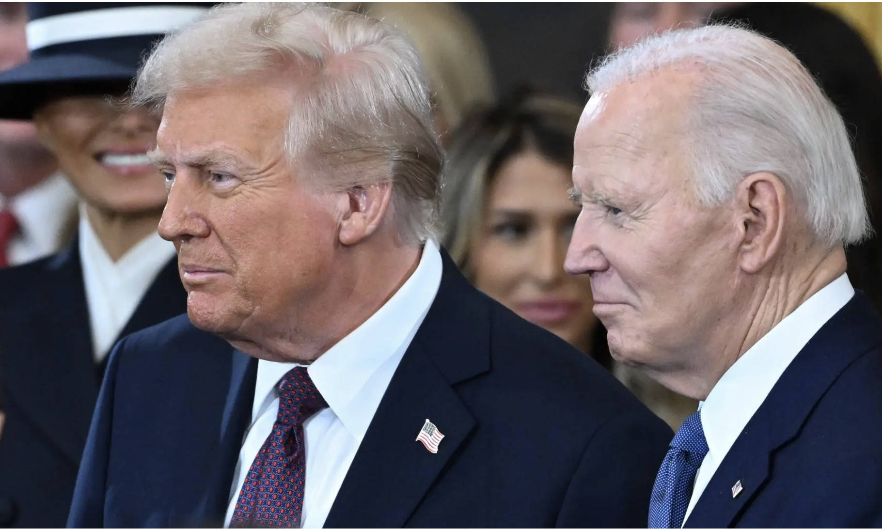 Tổng thống Trump và người tiền nhiệm Biden. Ảnh: EFE/EPA