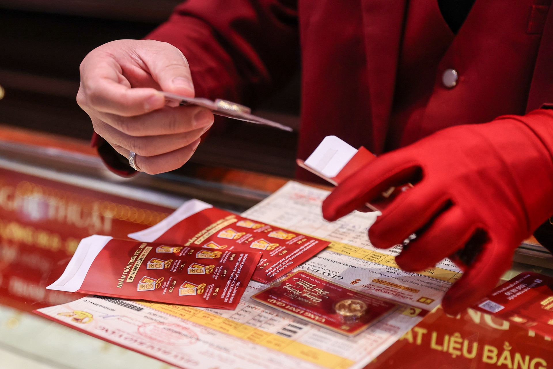 Giá vàng tăng dữ dội, nên đầu tư vàng miếng SJC hay nhẫn trơn?