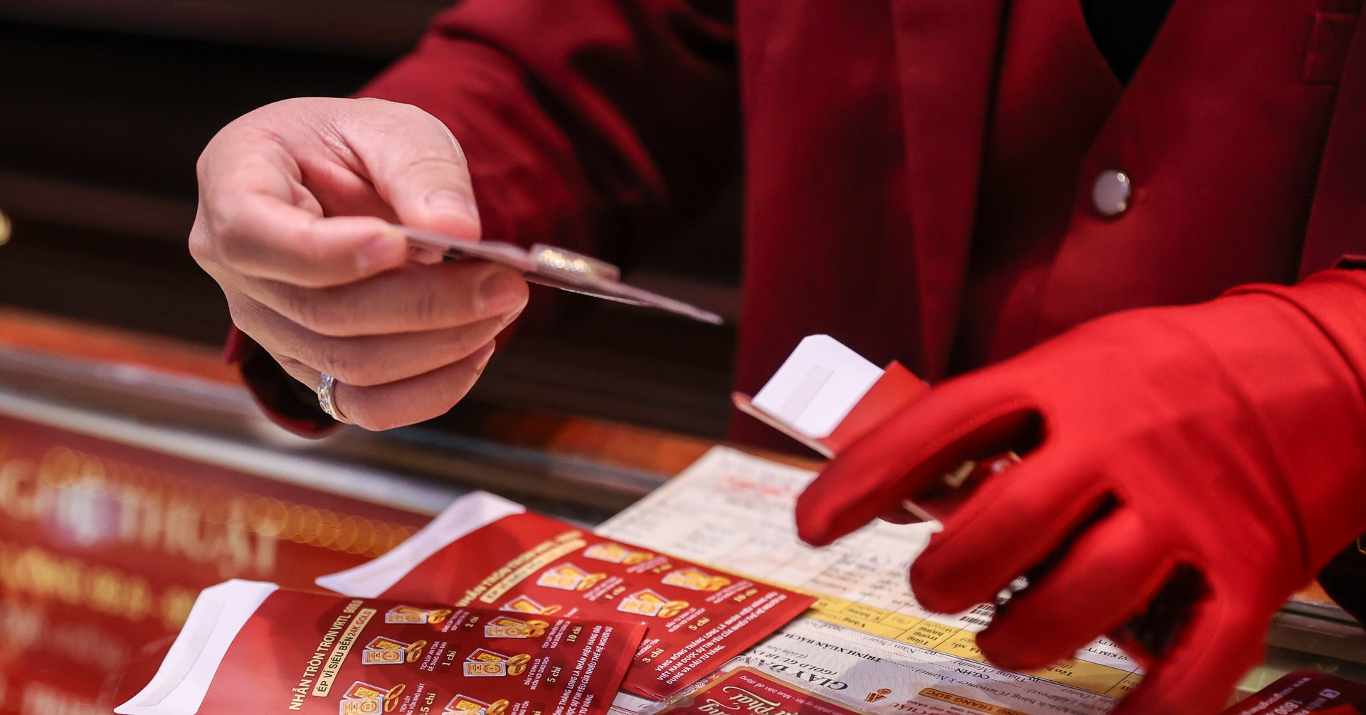 Giá vàng tăng dữ dội, nên đầu tư vàng miếng SJC hay nhẫn trơn?