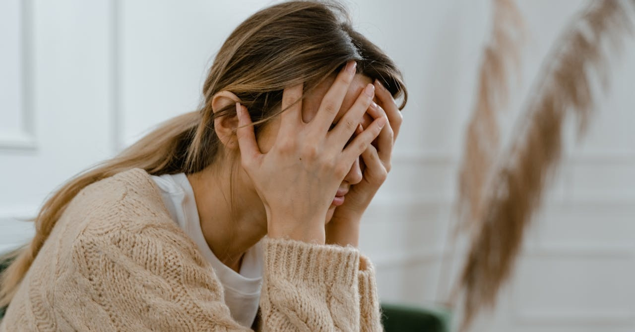 Giao con cho mẹ chồng trông, tôi thấp thỏm, lo sợ mỗi ngày