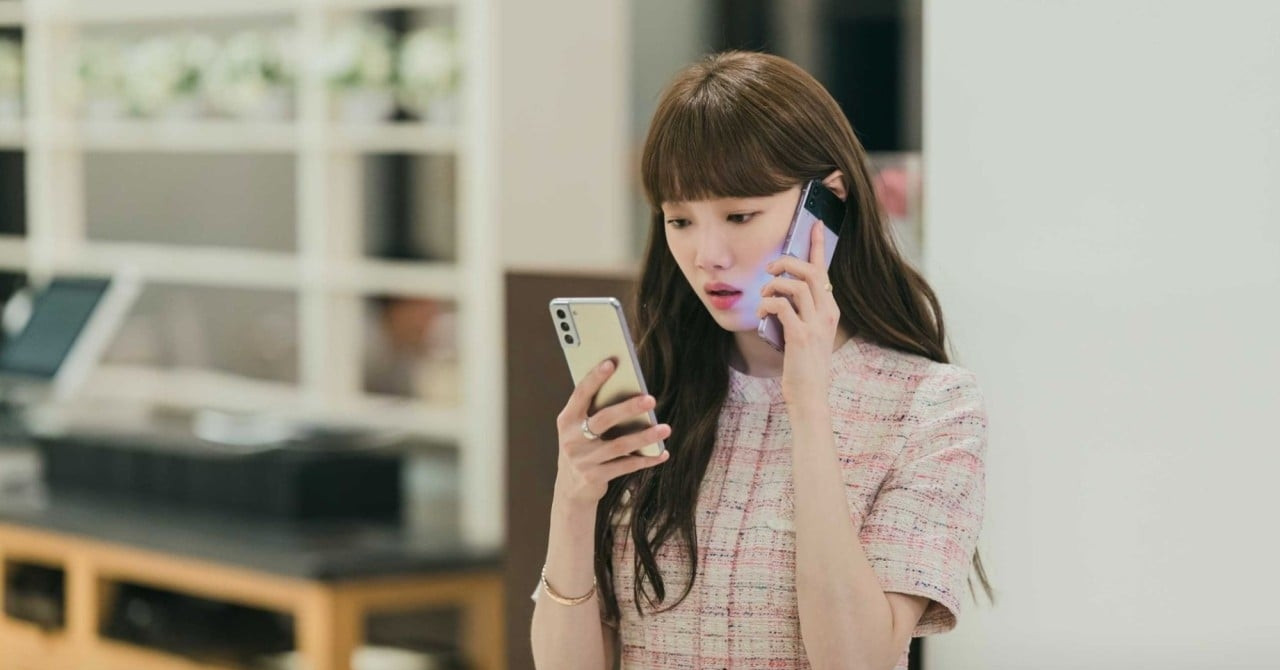 Không nên áp sát điện thoại vào tai khi nghe gọi