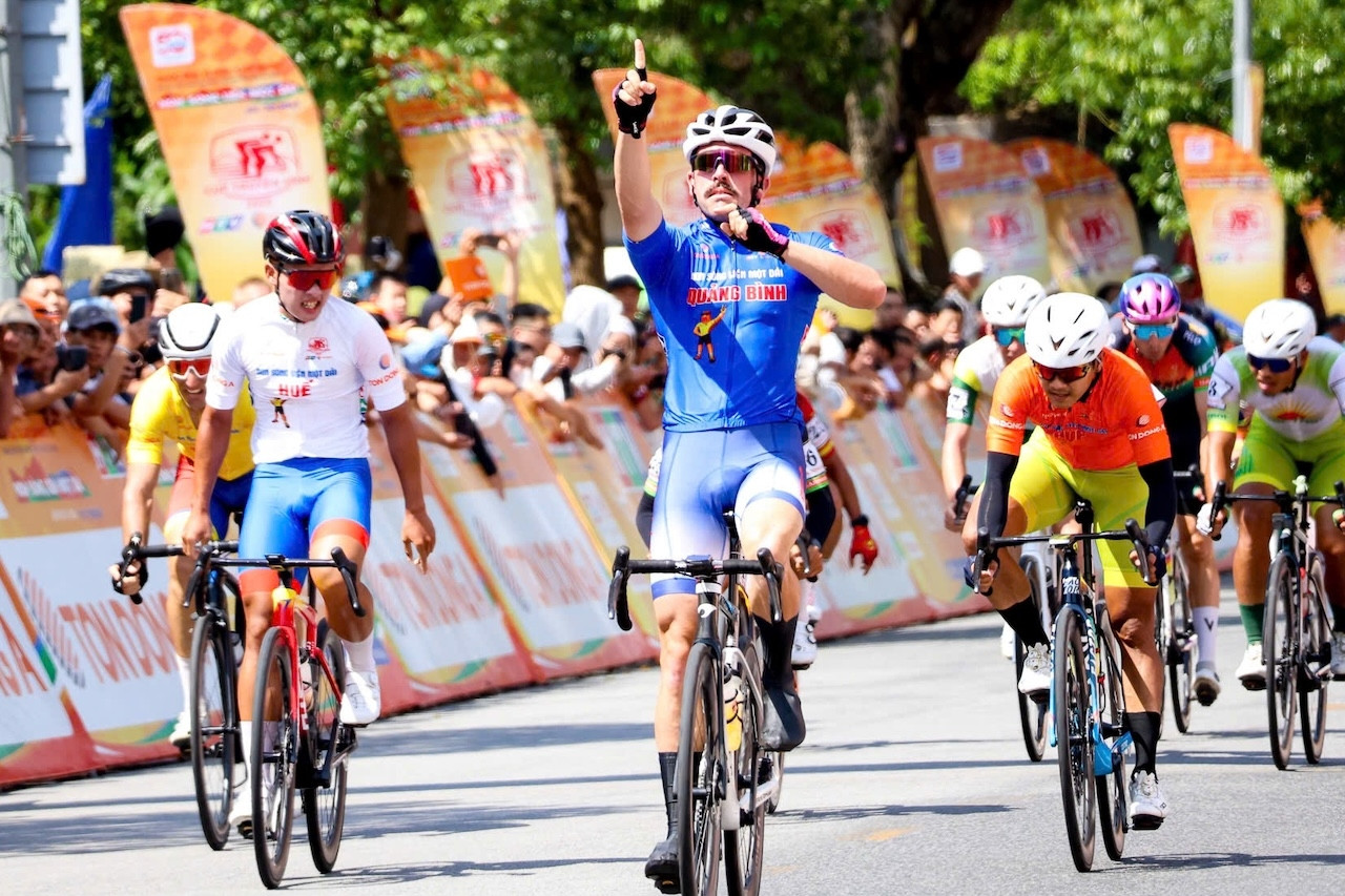 Nick Kergozou nhận thưởng kỳ lục ở giải xe đạp Cúp truyền hình