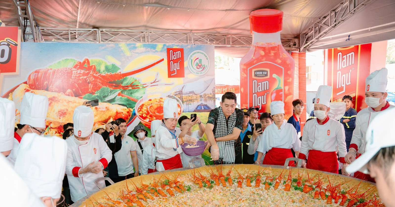 Nước mắm Nam Ngư và bánh xèo khổng lồ thu hút thực khách tại lễ hội bánh