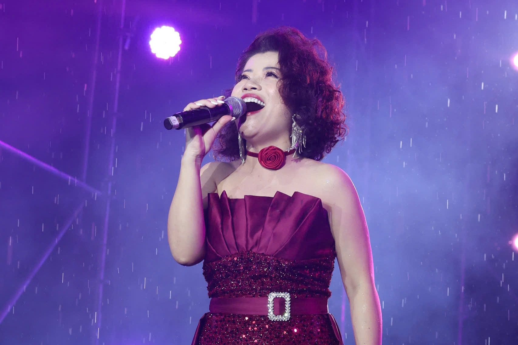 Phải uống thuốc hạ sốt trước khi lên sân khấu, Đinh Lan Hương vẫn diễn máu lửa