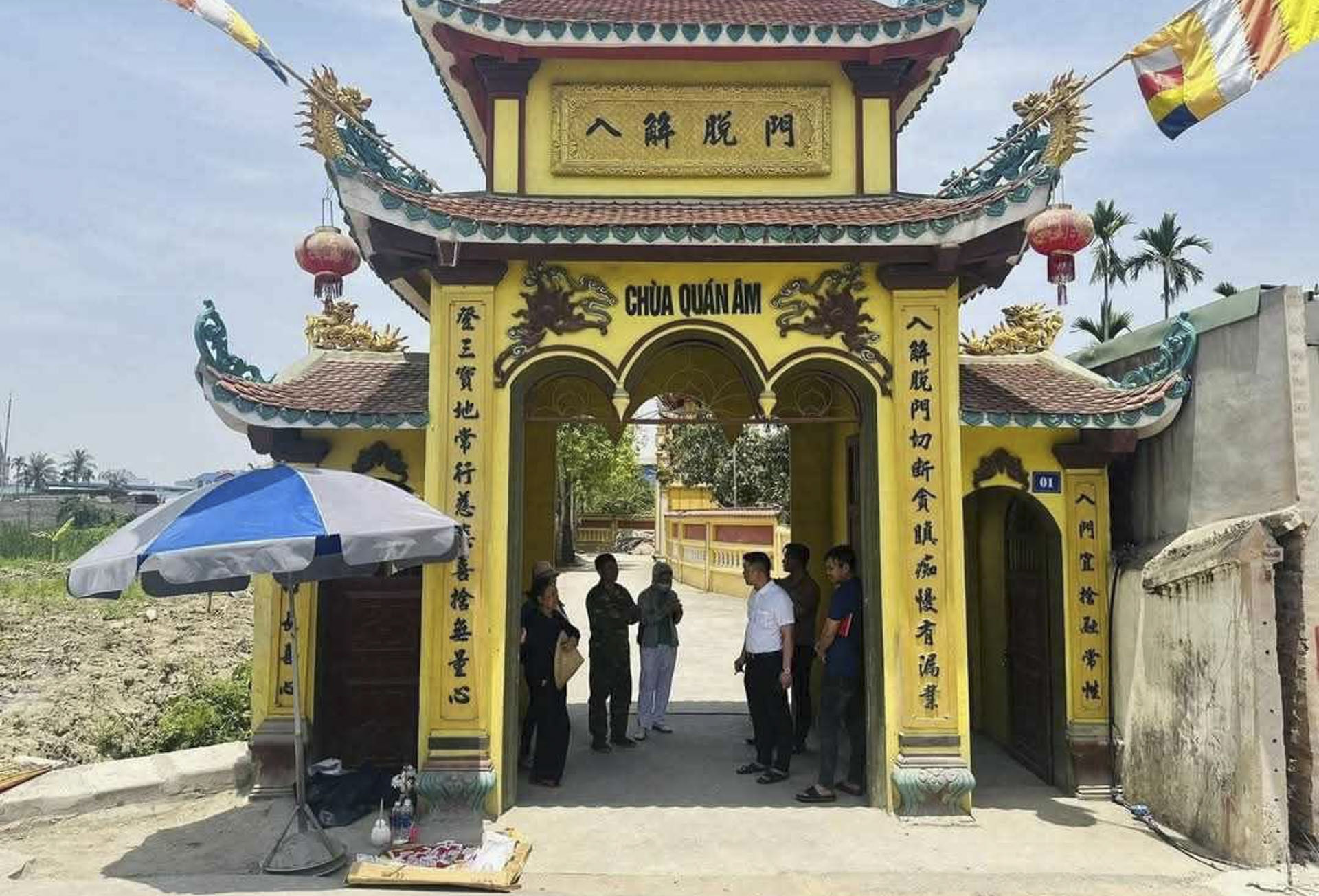 Thi thể trẻ sơ sinh bị cuốn chặt trong áo mưa đặt trước cổng chùa