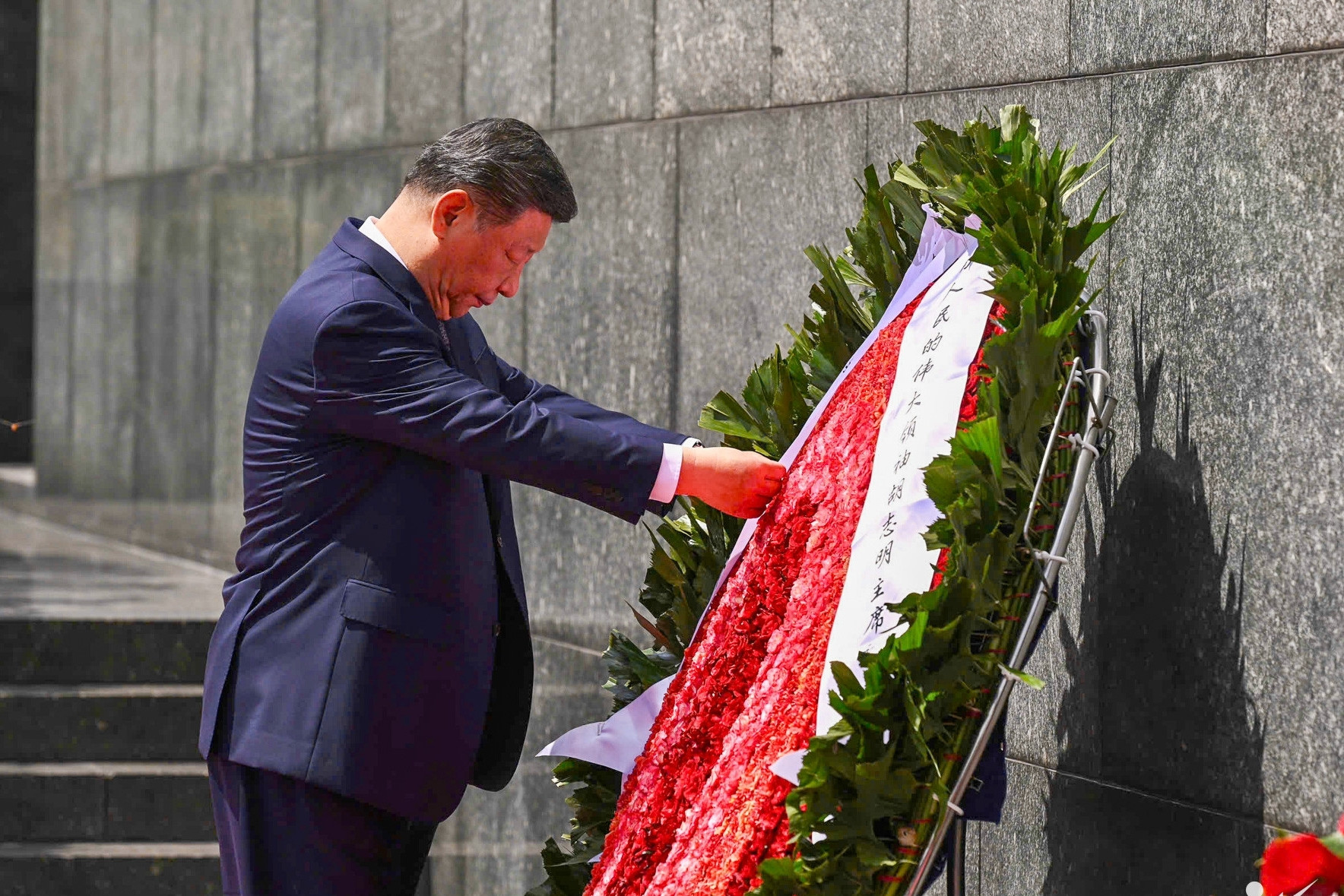 Tổng Bí thư Tô Lâm và Tổng Bí thư Tập Cận Bình vào Lăng viếng Chủ tịch Hồ Chí Minh