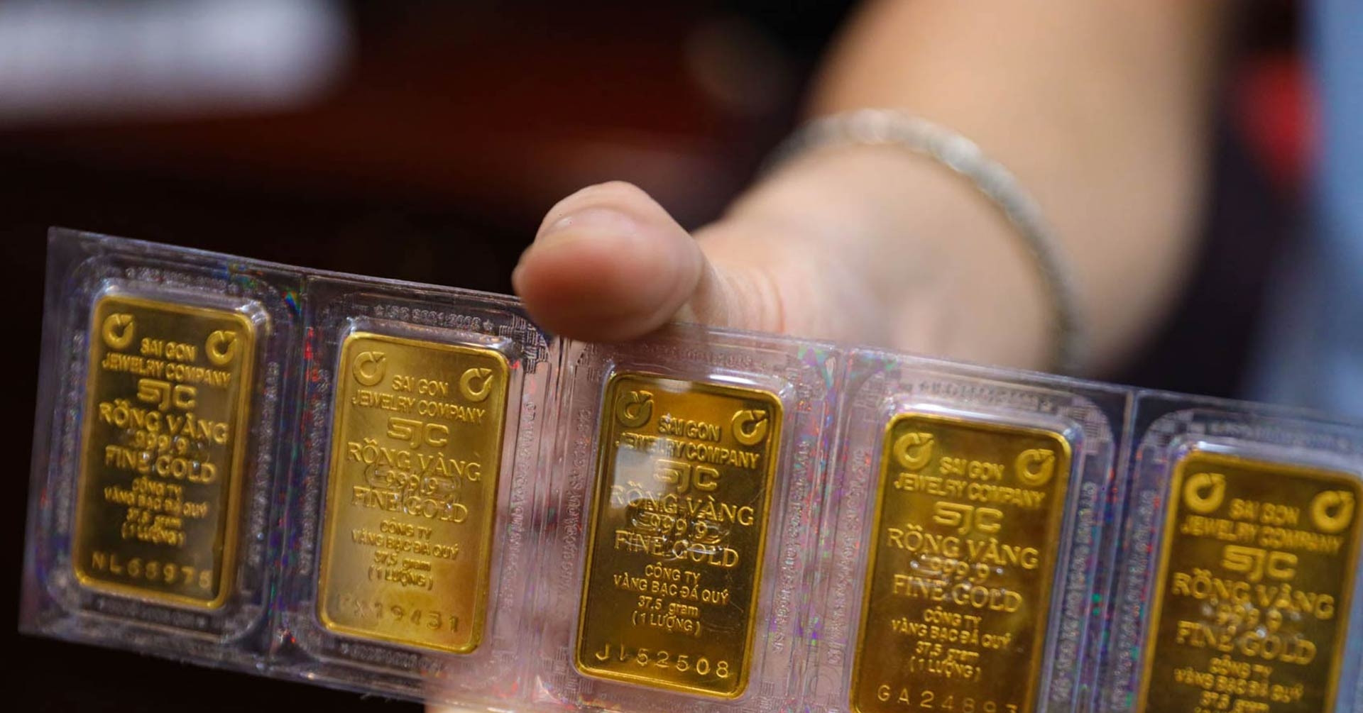 Vàng miếng SJC hướng đến mốc 110 triệu đồng/lượng, vượt xa vàng nhẫn