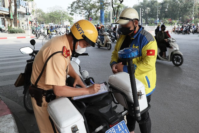 Bị phạt vì vượt đèn đỏ, tài xế nói 'em nghĩ xe ôm công nghệ không bị phạt'