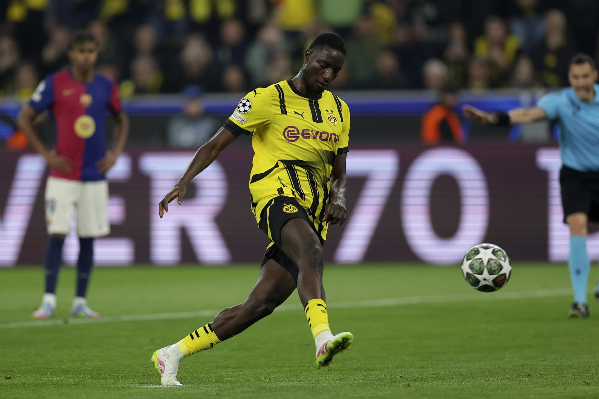 Tin tức về chuyển nhượng 16/4: MU ký Guirassy, Chelsea lấy Kounde