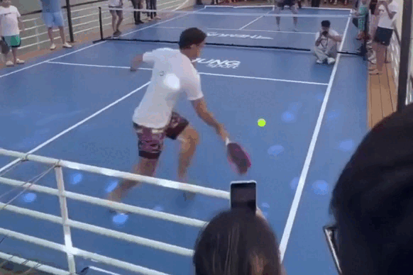 Bản tin trưa 16/4: Người đàn ông lao xuống biển khi chơi pickleball trên tàu