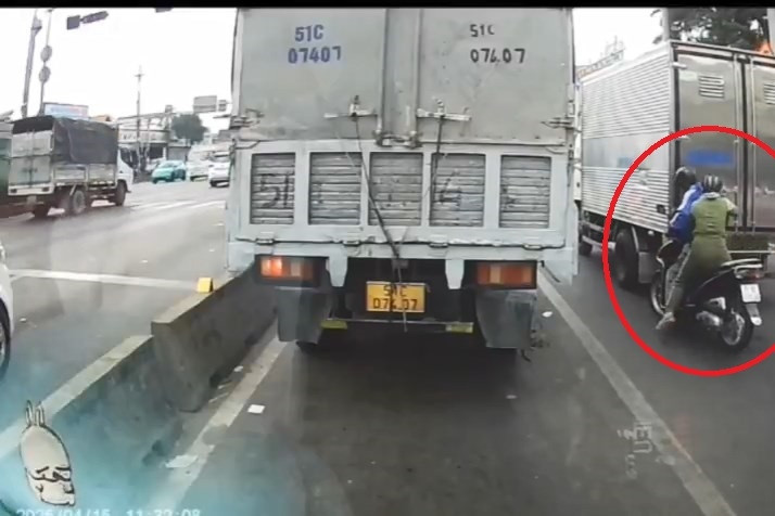 Bản tin chiều 16/4: Xác minh đèn nhảy múa, ô tô phanh gấp khiến xe máy dính đuôi