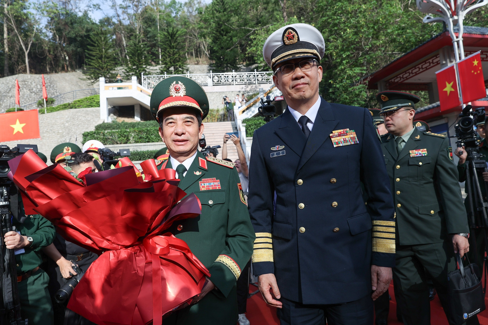 Bộ trưởng Quốc phòng Trung Quốc đón Bộ trưởng Quốc phòng Việt Nam ở biên giới