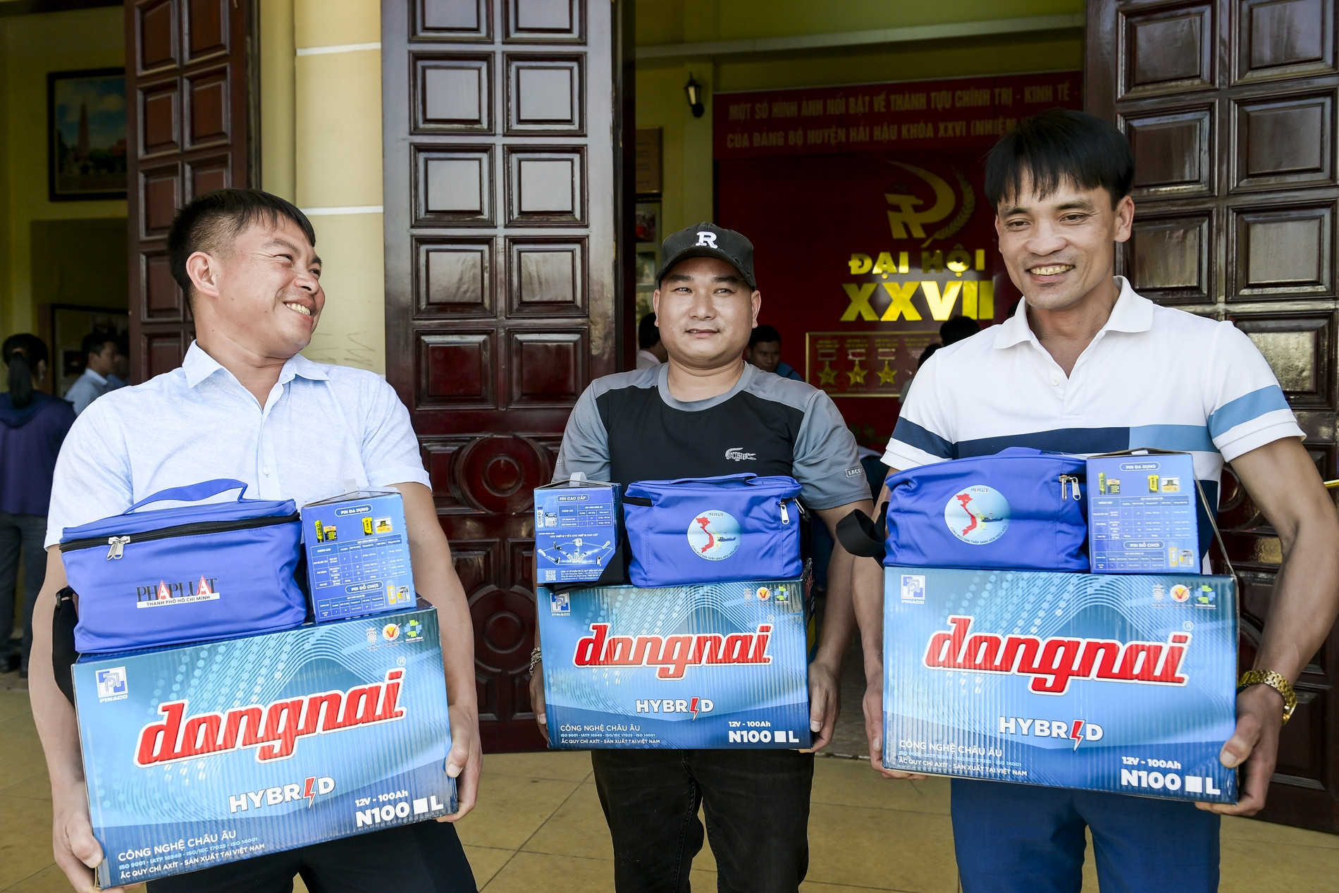 Chung tay cùng ngư dân thắp sáng đèn trên biển