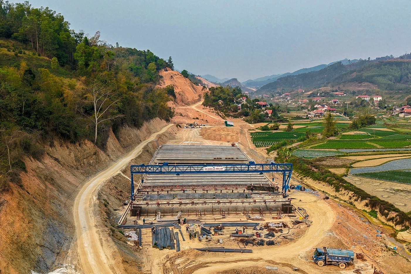 Hình ảnh mới nhất tại điểm đầu tiên của trục cao tốc Bắc - Nam