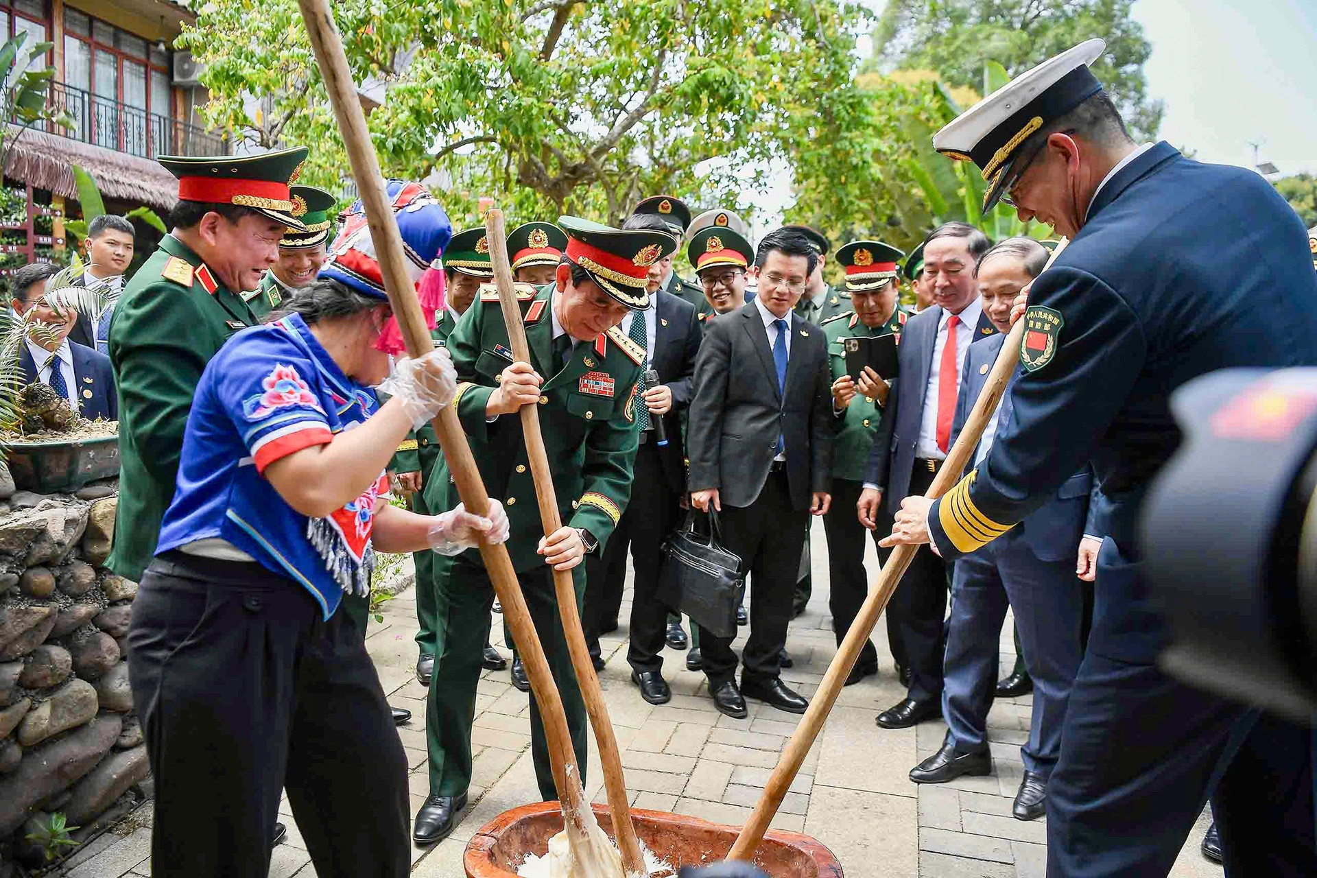 Hai Bộ trưởng Quốc phòng Việt Nam và Trung Quốc giã bánh dày với bà con vùng biên