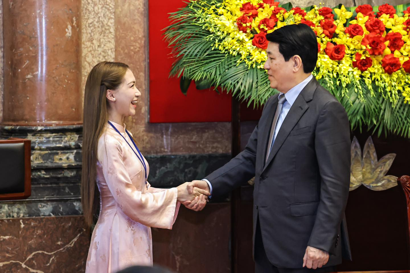 Hoa hậu H'Hen Niê trồng rừng, Hòa Minzy hạnh phúc vì được gặp Chủ tịch nước
